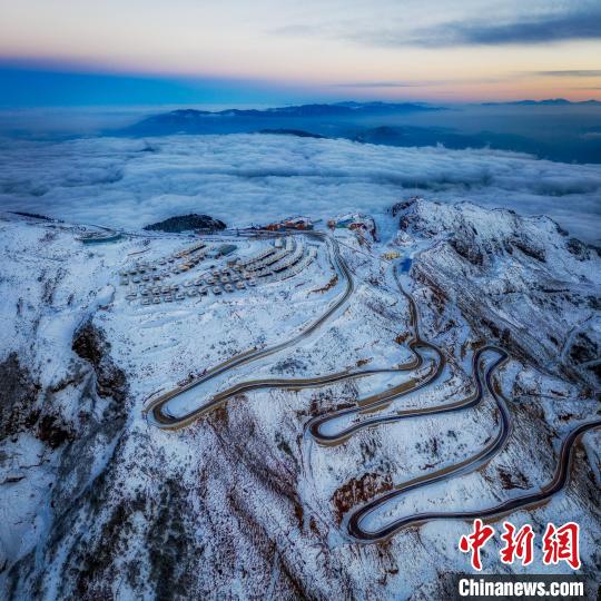 雪后的牛背山山頂和崎嶇的公路?！±顒P 攝