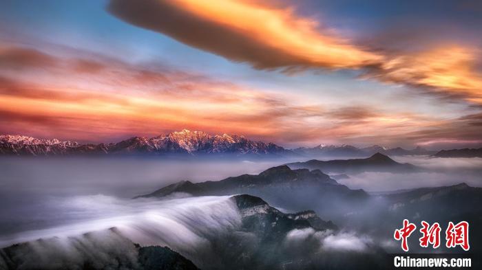 牛背山霞光?！∥挠宴?攝