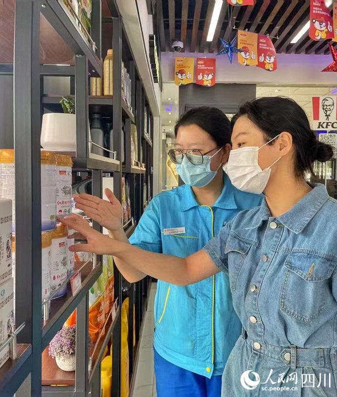 顧客可以在川內(nèi)中國(guó)石油加油站便利店內(nèi)選購(gòu)到品質(zhì)純正的紅原奶粉。張霞攝