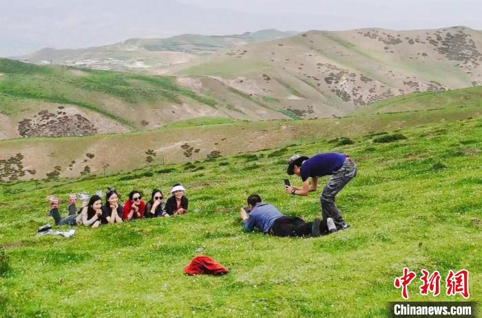 圖為民眾在草原留影?！⑿憔?　攝
