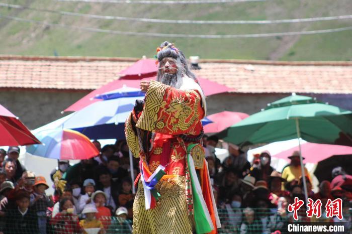 圖為觀眾們觀看表演?！“喱斂h文體旅游廣電局 供圖