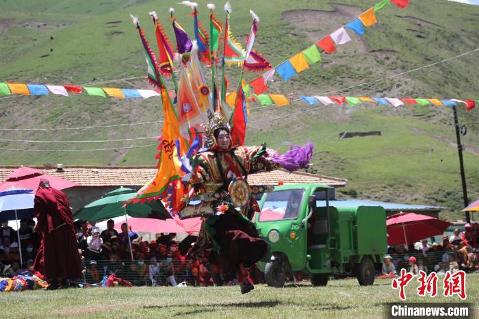 圖為表演現(xiàn)場。　班瑪縣文體旅游廣電局 供圖