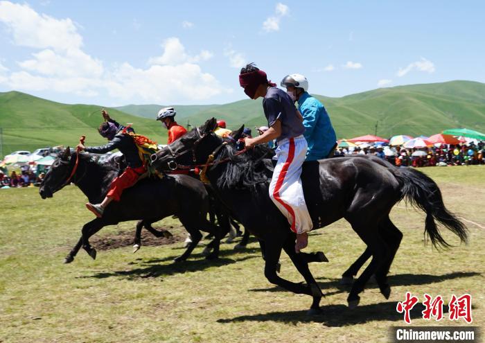 圖為選手進(jìn)行3000米賽馬比賽。　馬銘言 攝