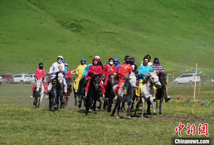 圖為選手進(jìn)行3000米賽馬比賽?！●R銘言 攝