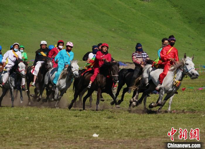 圖為選手進(jìn)行3000米賽馬比賽?！●R銘言 攝