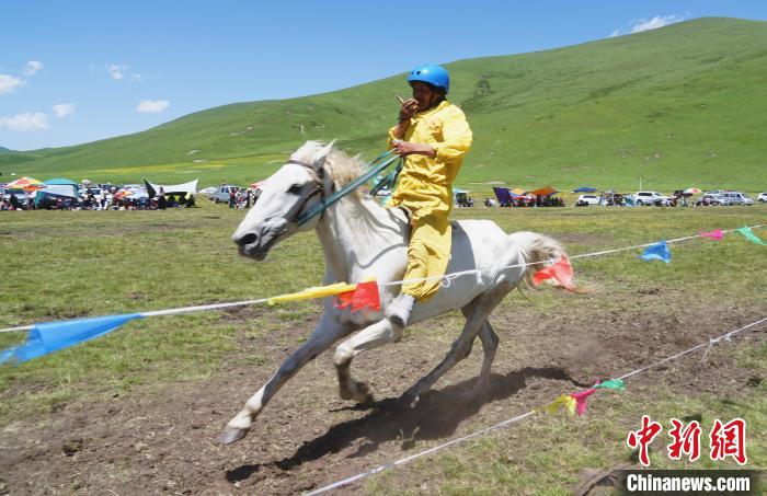 圖為選手進(jìn)行3000米賽馬比賽?！●R銘言 攝