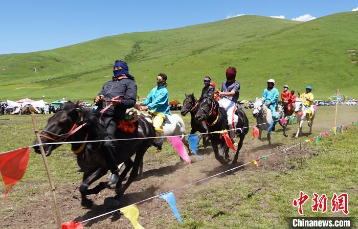 圖為選手進(jìn)行3000米賽馬比賽。　馬銘言 攝