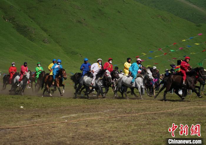 圖為選手進(jìn)行3000米賽馬比賽?！●R銘言 攝