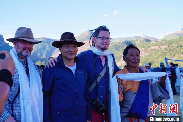 圖為當(dāng)?shù)孛癖娕c外籍?dāng)z影師合影留念。　馬銘言 攝