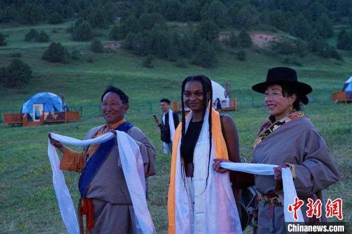 圖為當(dāng)?shù)孛癖娕c外籍留學(xué)生合影留念?！●R銘言 攝