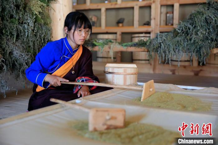 過(guò)濾香粉。　王磊 攝