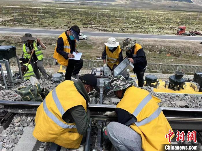 圖為青藏鐵路基礎(chǔ)設(shè)施“升級換代”施工現(xiàn)場?！‖F(xiàn)場作業(yè)人員供圖