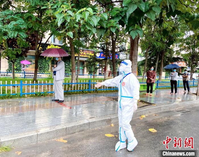 高原小城青海尖扎抗疫見聞：柔肩亦可擔(dān)重任，夫妻檔聞令而動