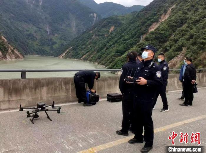 民警組成的搜尋隊利用無人機在震區(qū)開展空中巡查?！「首沃莨簿止﹫D