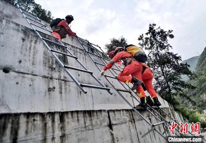 四川消防救援人員開展救援?！∷拇ㄏ?供圖