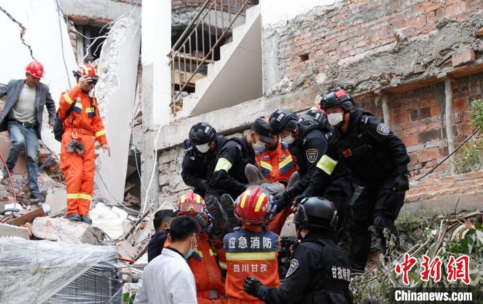 四川消防救援人員開展救援?！∷拇ㄏ?供圖