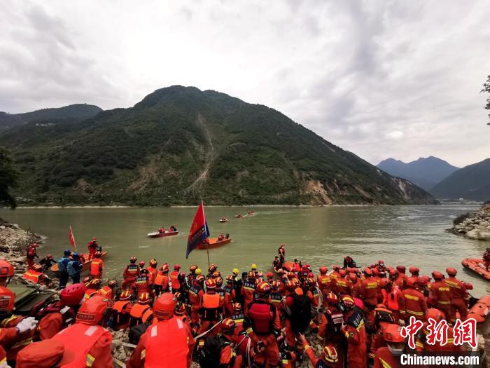 四川消防救援人員開展救援?！∷拇ㄏ?供圖