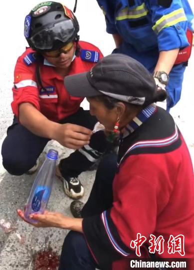 筠連筠愛(ài)青年應(yīng)急救援隊(duì)救援人員正在為傷員傷口清理。　受訪者供圖