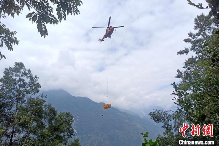 直升機(jī)起飛將搶修塔材運(yùn)往海拔1950米的110千伏唐下線29號塔位?！⌒鞈c明 攝