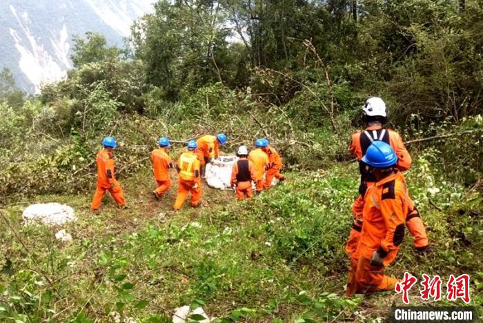 海拔1950米唐29號塔位搶險隊(duì)員正搬運(yùn)直升機(jī)吊運(yùn)上山的搶險材料?！⌒鞈c明 攝