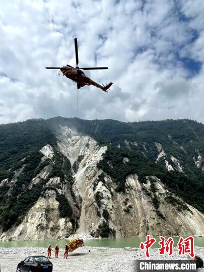 直升機(jī)正在運(yùn)輸110千伏唐下線應(yīng)急塔塔材?！⌒l(wèi)科 攝