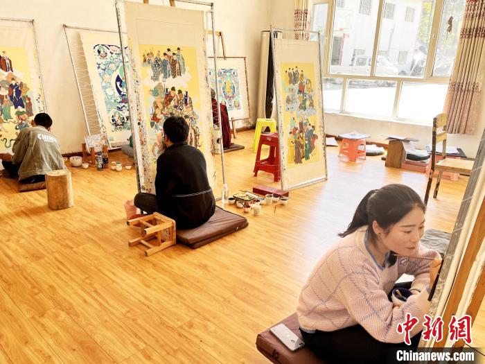 圖為畫室內(nèi)學徒練習繪畫唐卡?！●R文莉 供圖