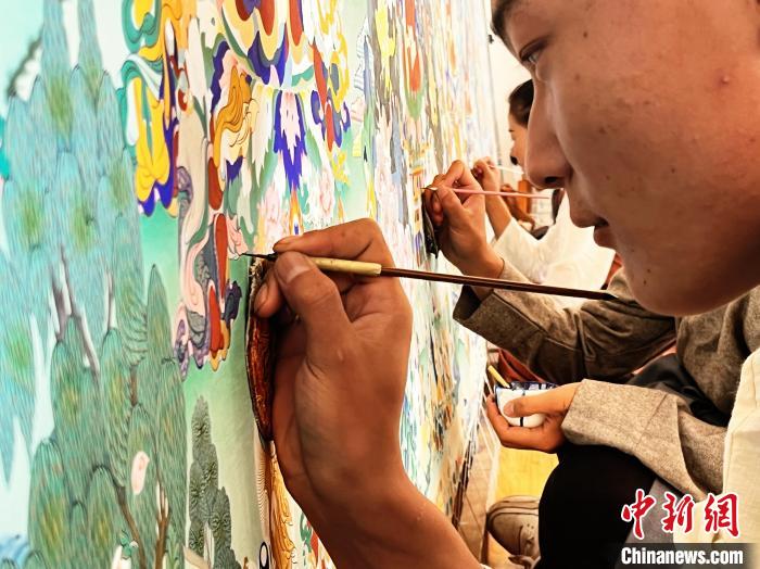 圖為畫師繪畫唐卡。　馬文莉 供圖