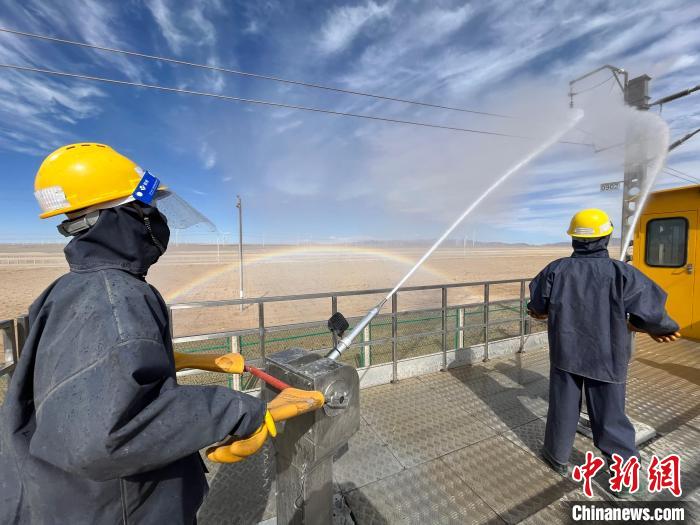 圖為水炮手操作高壓水槍對絕緣子進行清洗?！「邌⒑?攝