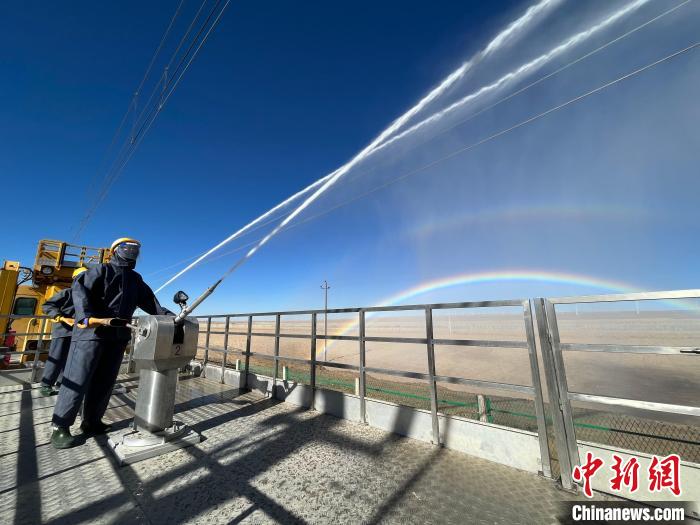 圖為水炮手在操作高壓水炮?！「邌⒑?攝