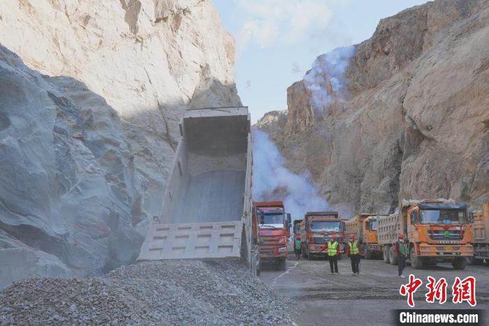 圖為大壩填筑現(xiàn)場?！∷娝木止﹫D