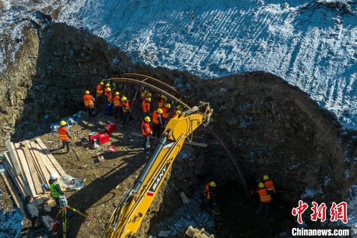 西成高鐵紅原2號隧道出口工人師傅正在進(jìn)行導(dǎo)向墻、管棚施工作業(yè)。　劉忠俊 攝