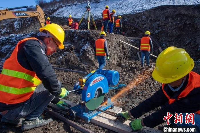 西成高鐵紅原2號(hào)隧道出口忙碌的工人師傅?！⒅铱?攝