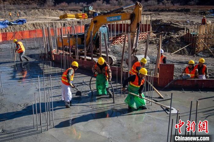 川主寺鎮(zhèn)牧場(chǎng)村西成高鐵1號(hào)拌合站工人師傅正在進(jìn)行駐地、拌合站澆筑施工作業(yè)?！⒅铱?攝