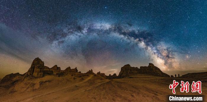 資料圖為冷湖賽什騰山天文臺(tái)址的星空?！±浜I(yè)園區(qū)供圖