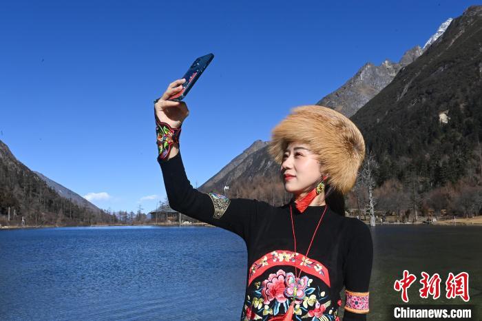 游人在畢棚溝景區(qū)拍照留念?！“苍?攝