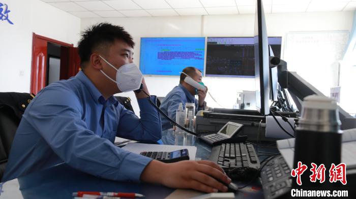 圖為貨運(yùn)調(diào)度人員與外勤工作人員聯(lián)系掌握車(chē)輛裝載情況?！±钌?攝
