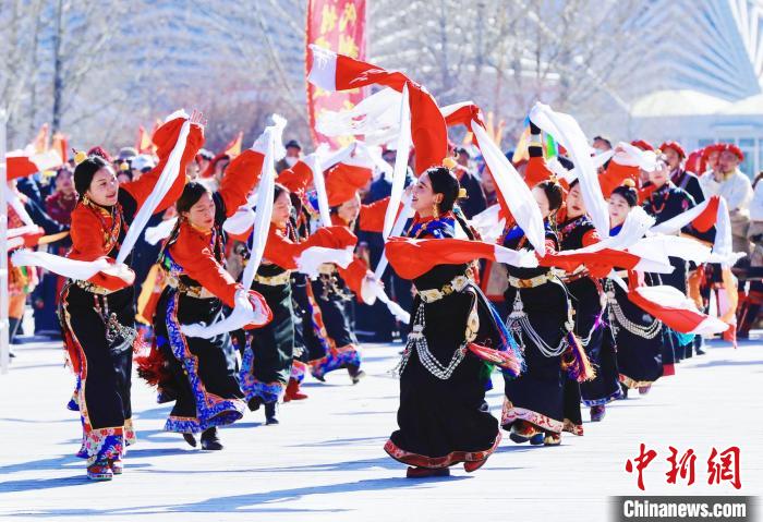 圖為玉樹(shù)群眾在廣場(chǎng)內(nèi)載歌載舞?！●R銘言 攝