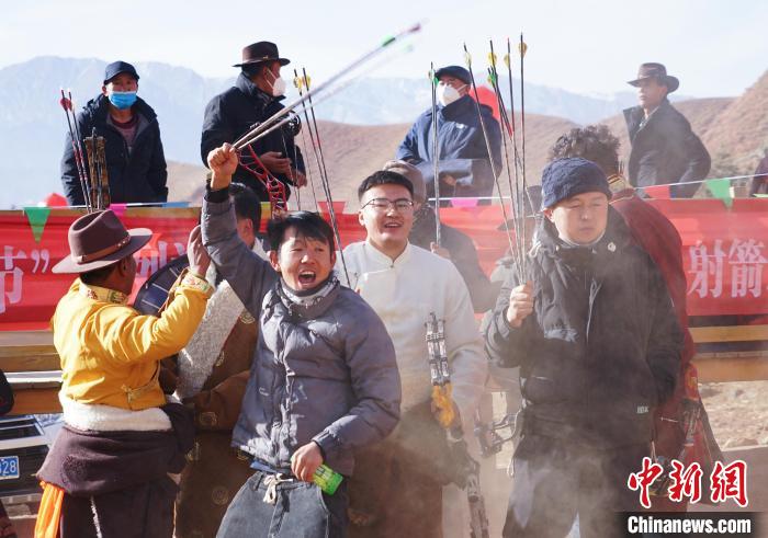 圖為藏族民眾跺腳歡呼慶祝弓箭手射中靶心?！●R銘言 攝