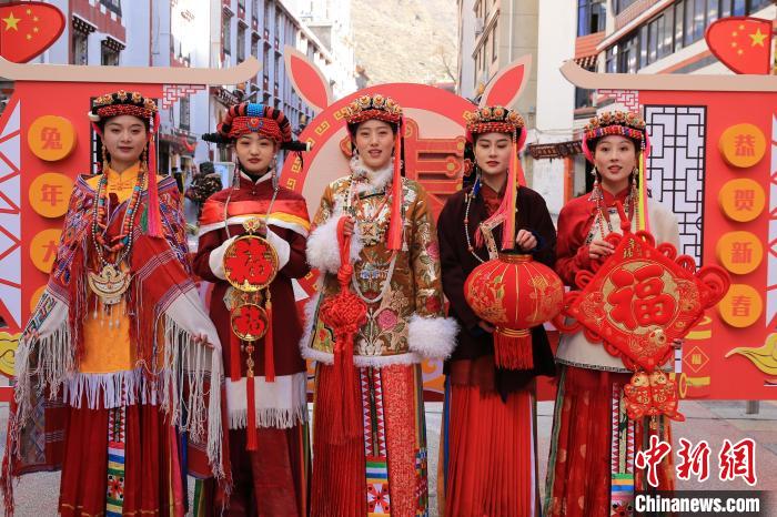 丹巴美女送祝福，迎新年?！±钣腊?攝