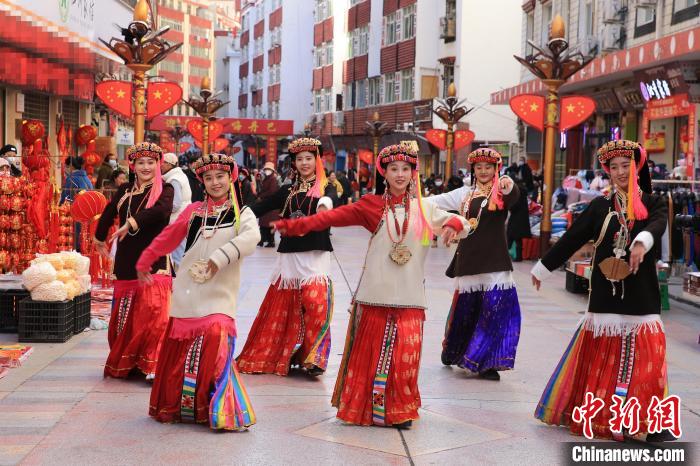 丹巴女孩在街頭跳起歡快歌舞迎接新年到來?！〖o 攝