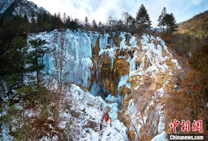 晶瑩剔透的冰瀑仿佛是大自然用冰藍色繪制出的壯觀畫卷。　胡宇 攝