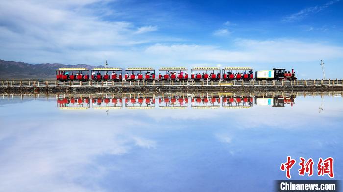 圖為茶卡鹽湖上的小火車(chē)。(資料圖) 王生榮 攝