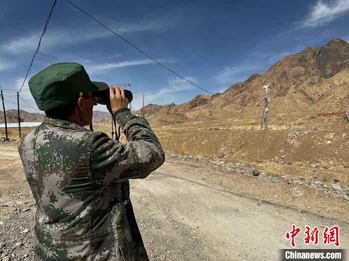 圖為文物保護(hù)員費(fèi)生平正在巡查?！±铍h 攝