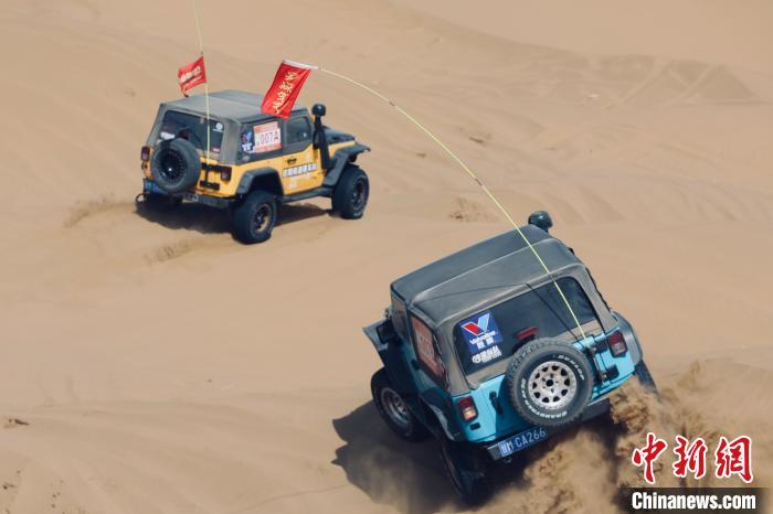 圖為高原沙漠機(jī)車越野挑戰(zhàn)賽現(xiàn)場?！≠F南縣委宣傳部供圖
