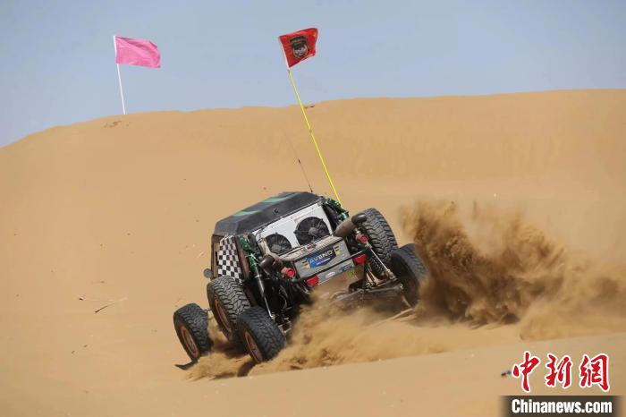 圖為高原沙漠機(jī)車越野挑戰(zhàn)賽現(xiàn)場?！≠F南縣委宣傳部供圖