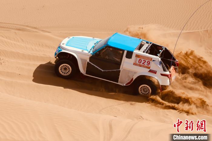 圖為高原沙漠機(jī)車越野挑戰(zhàn)賽現(xiàn)場?！≠F南縣委宣傳部供圖