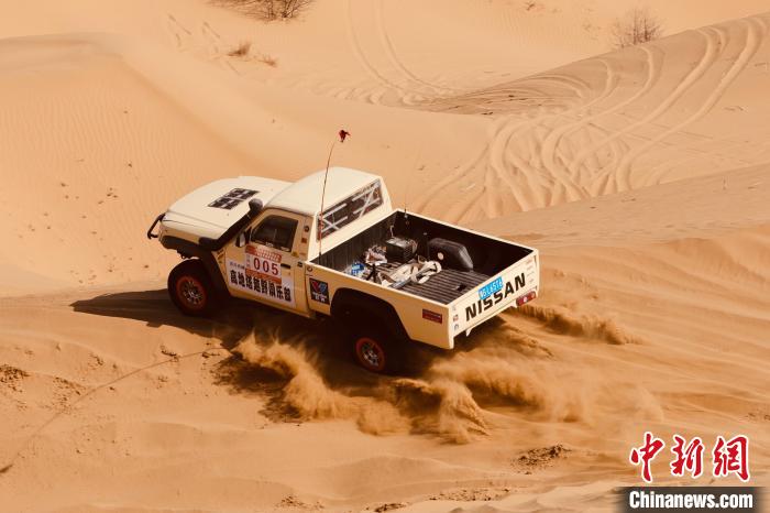 圖為高原沙漠機(jī)車越野挑戰(zhàn)賽現(xiàn)場?！≠F南縣委宣傳部供圖