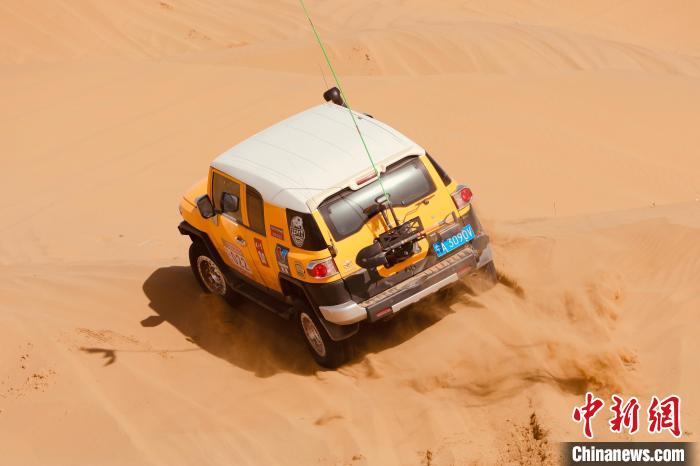 圖為高原沙漠機(jī)車越野挑戰(zhàn)賽現(xiàn)場?！≠F南縣委宣傳部供圖