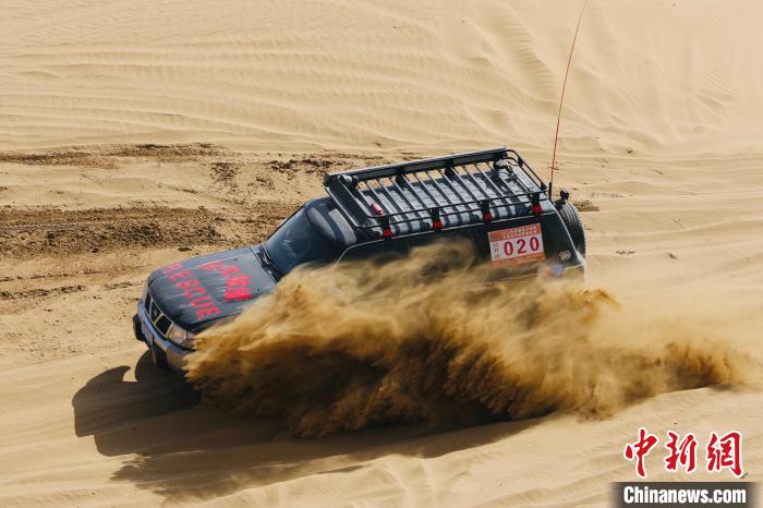 圖為高原沙漠機(jī)車越野挑戰(zhàn)賽現(xiàn)場?！≠F南縣委宣傳部供圖