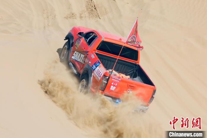 圖為高原沙漠機(jī)車越野挑戰(zhàn)賽現(xiàn)場?！≠F南縣委宣傳部供圖